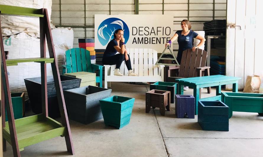 Startup femenina transforma la basura plástica en sillas y material de construcción
