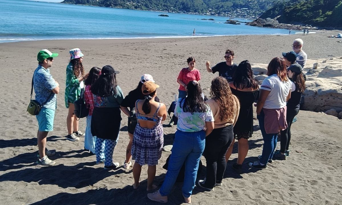 Jóvenes valdivianas viven entretenida jornada de limpieza en playa Grande de Niebla 