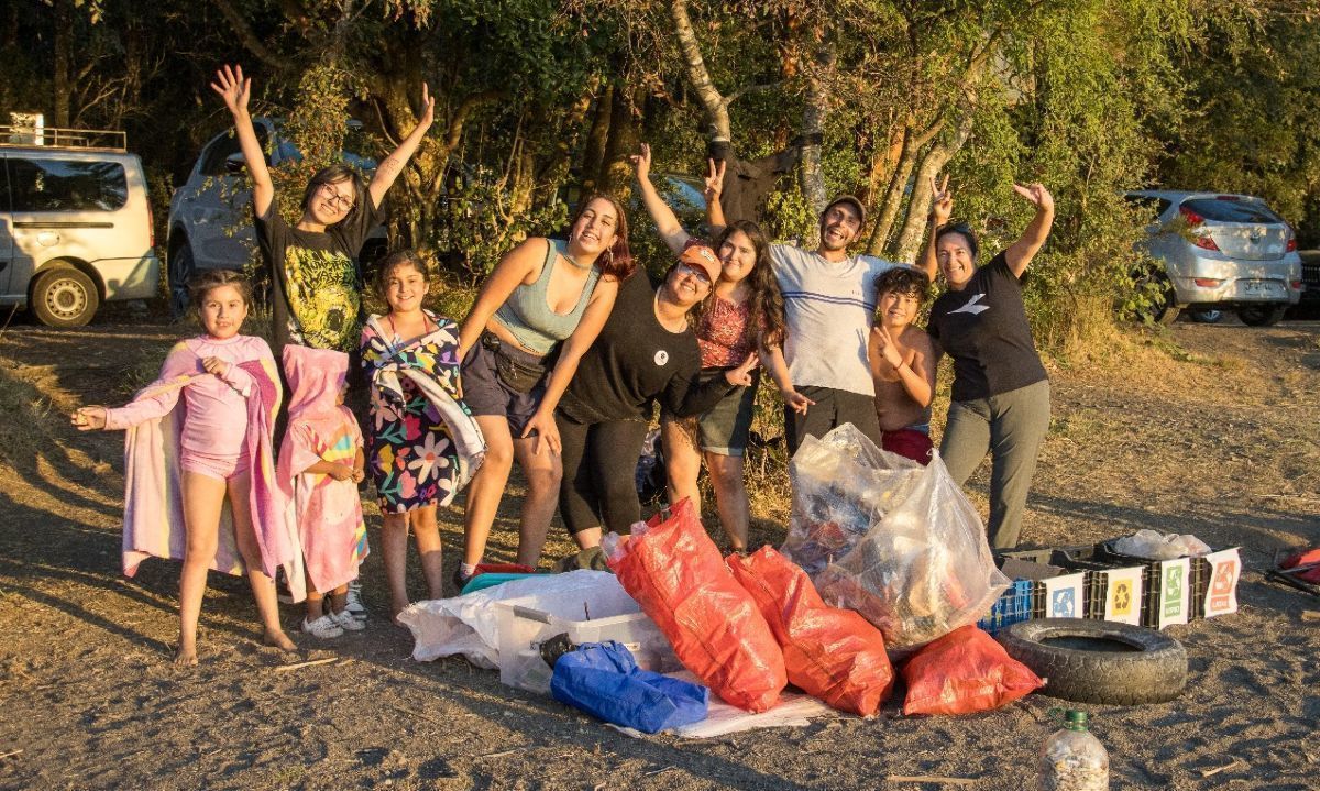 Exitosa limpieza en playas de Riñinahue permitió retirar 79 kilos de basura 