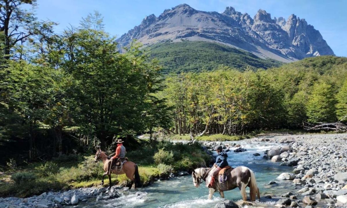 Presentan iniciativa para resguardar el tesoro natural Torres Del Avellano en Aysén 