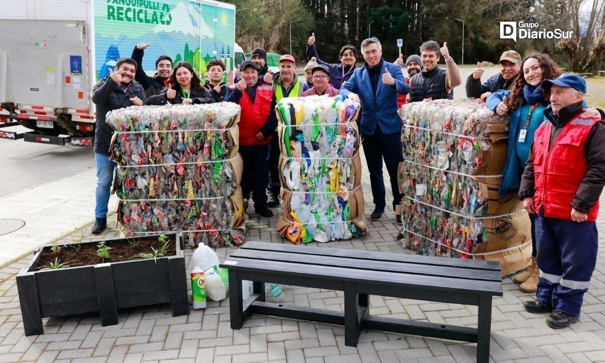 Construyen mobiliario con más de 2 mil envases de plástico reciclado en Panguipulli