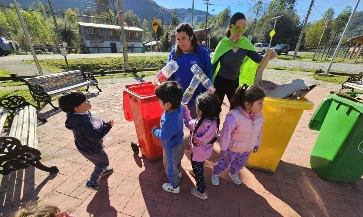 Niñas y niños de Panguipulli aprendieron sobre el reciclaje con entretenida jornada de limpieza